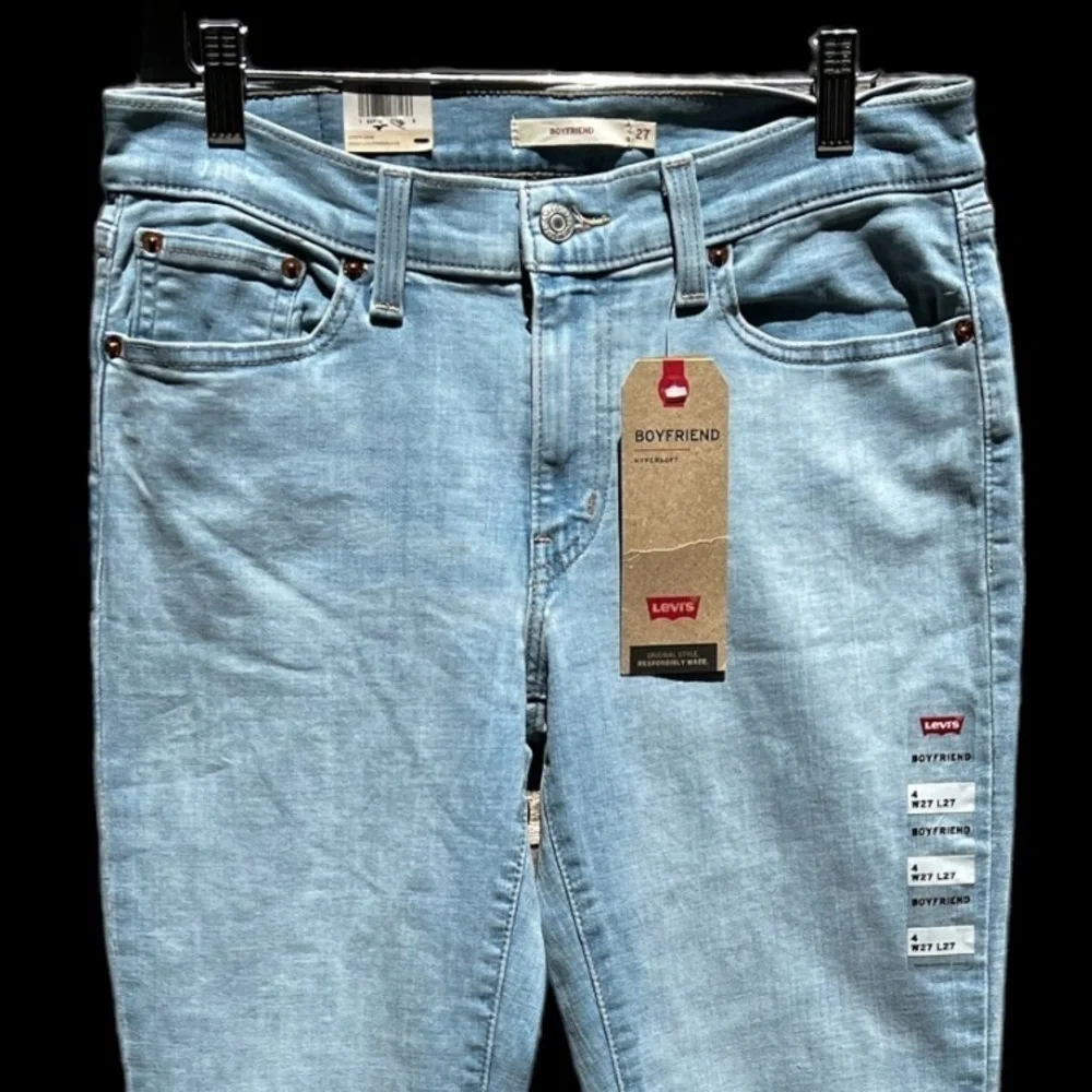 🌻NEW (w/tags) Levi's Light Wash Boyfriend Jeans Women's Size 4 or 27